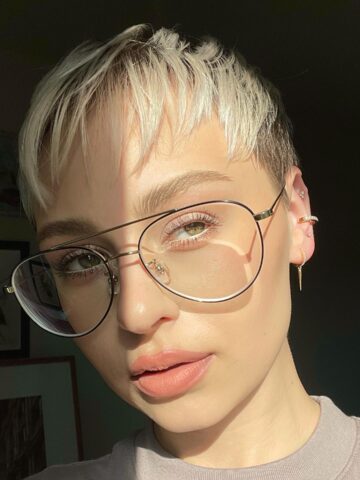 short pixie haircuts for women with glasses