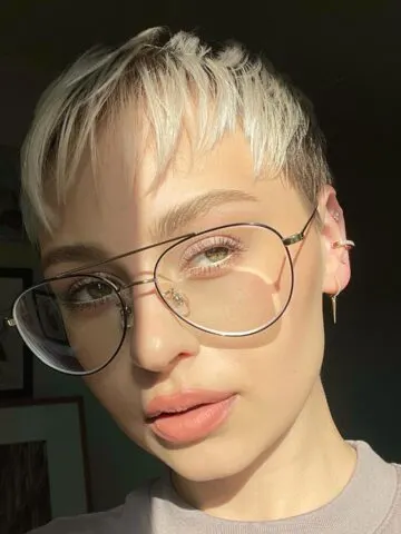 short pixie haircuts for women with glasses