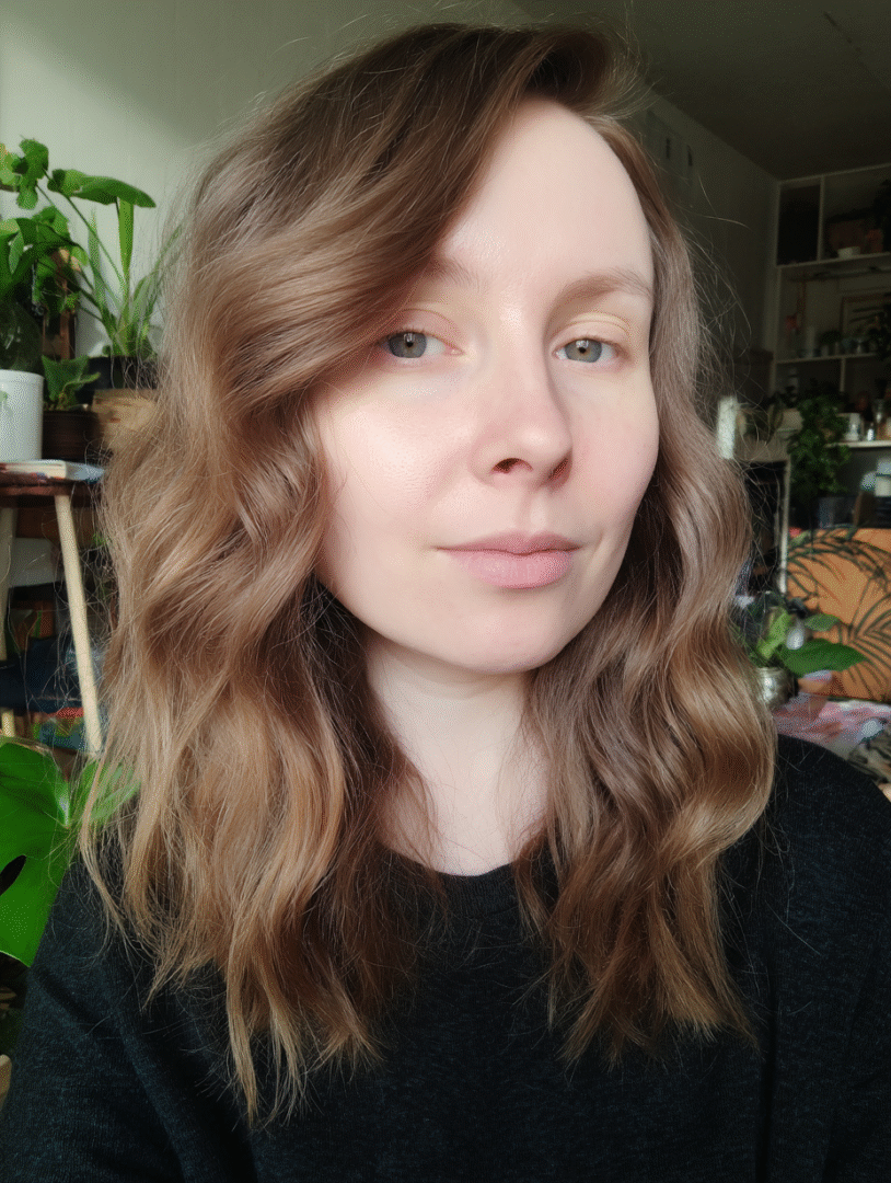 25 ShoulderLength Hairstyles for Wavy Hair to Show Off Waves